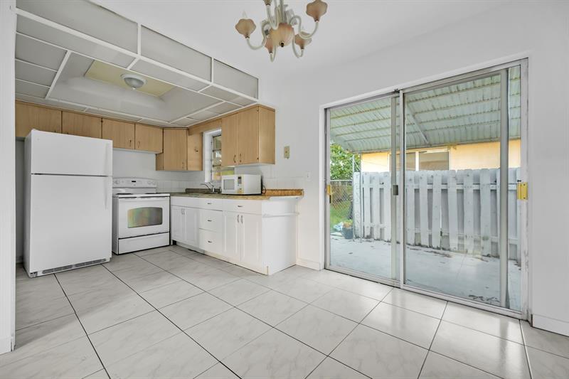 Image 12 of 14 For 2241 Monroe St  7