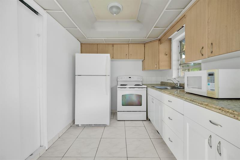 Image 6 of 14 For 2241 Monroe St  7