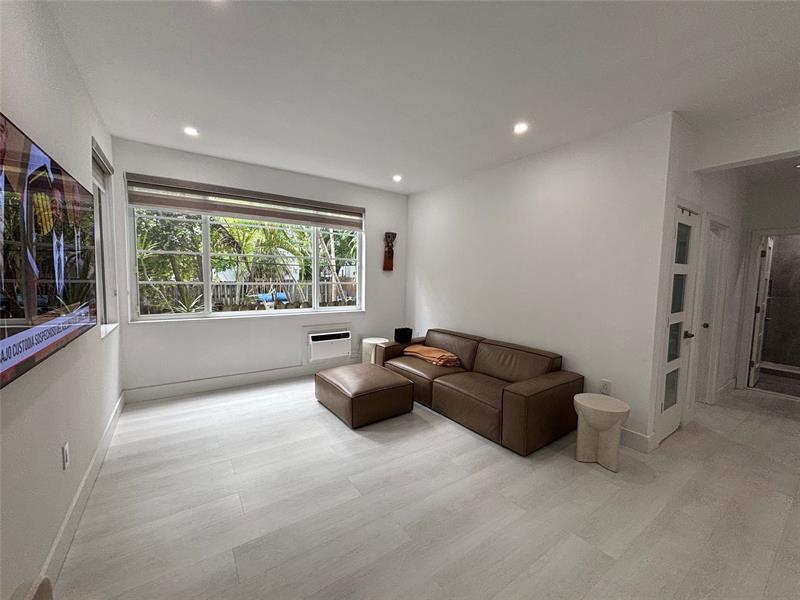 Image 5 of 11 For 1540 Euclid Ave  106