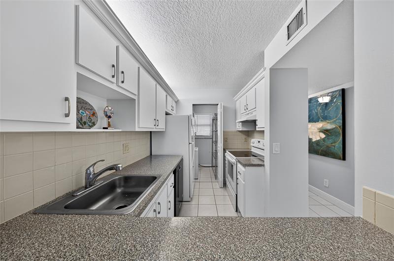 Image 20 of 39 For 2920 8th Ter  103