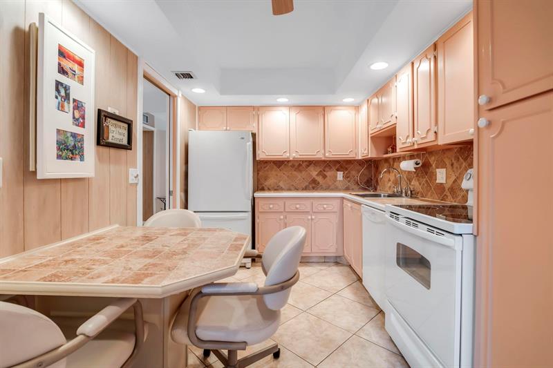 Image 10 of 33 For 2951 Palm Aire Dr  202