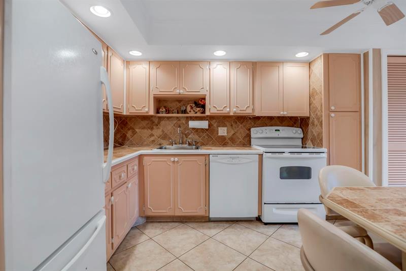 Image 11 of 33 For 2951 Palm Aire Dr  202