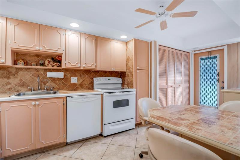 Image 12 of 33 For 2951 Palm Aire Dr  202