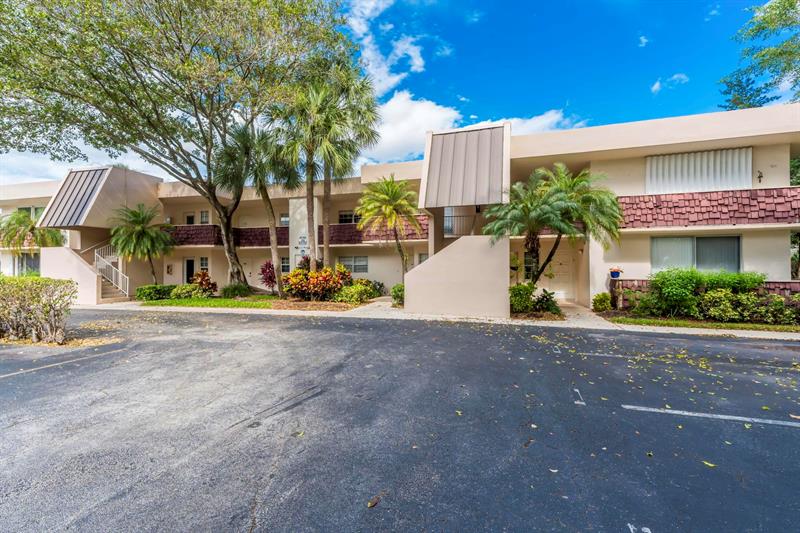 Image 4 of 33 For 2951 Palm Aire Dr  202