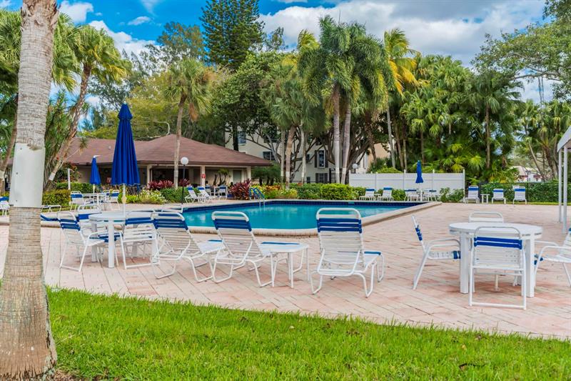 Image 5 of 33 For 2951 Palm Aire Dr  202