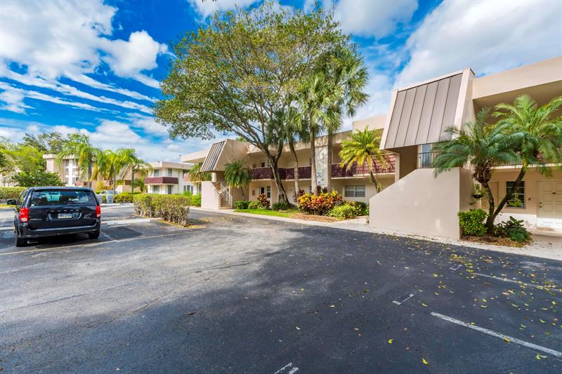 Image 7 of 33 For 2951 Palm Aire Dr  202