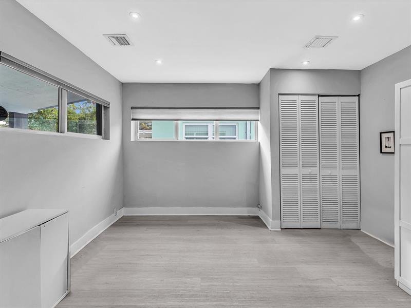 Image 16 of 47 For 81 47th Ct  