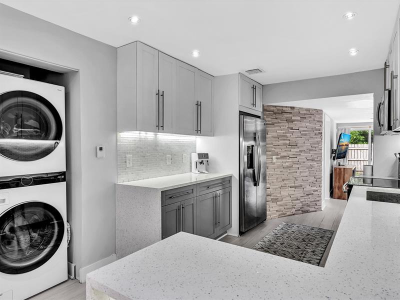 Image 18 of 47 For 81 47th Ct  