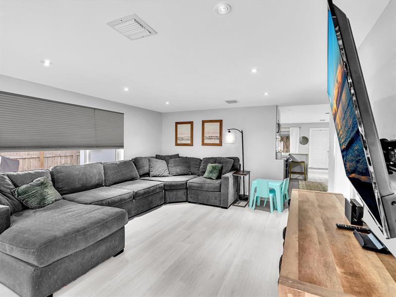 Image 28 of 47 For 81 47th Ct  