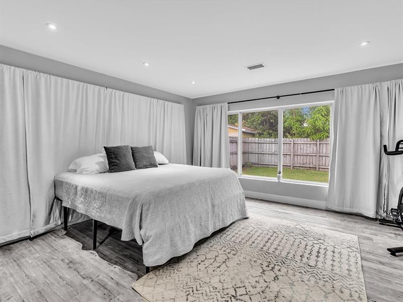 Image 35 of 47 For 81 47th Ct  