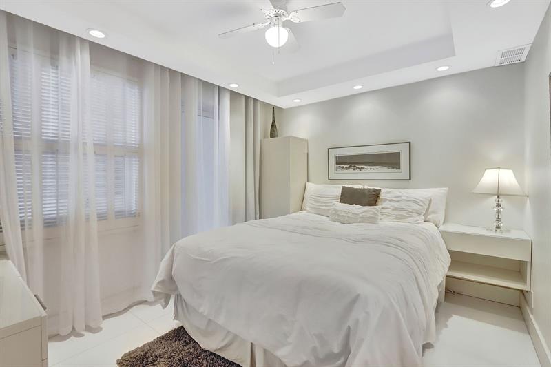 Image 19 of 20 For 2000 Ocean Dr 609