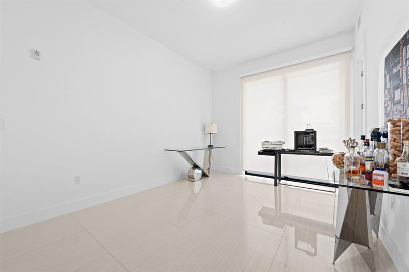 Image 15 of 31 For 60 Hendricks Isle  301