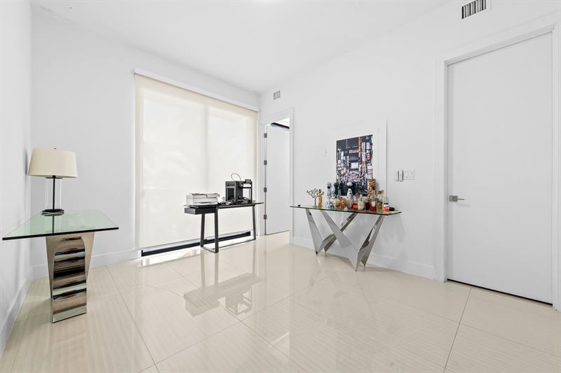 Image 16 of 31 For 60 Hendricks Isle  301