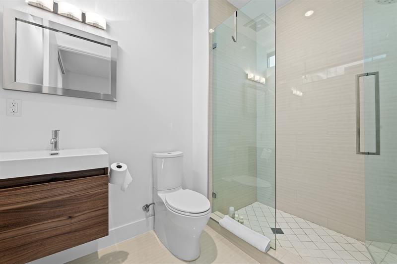 Image 17 of 31 For 60 Hendricks Isle  301