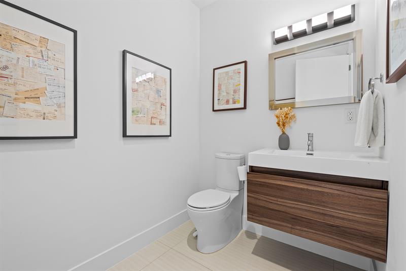 Image 18 of 31 For 60 Hendricks Isle  301