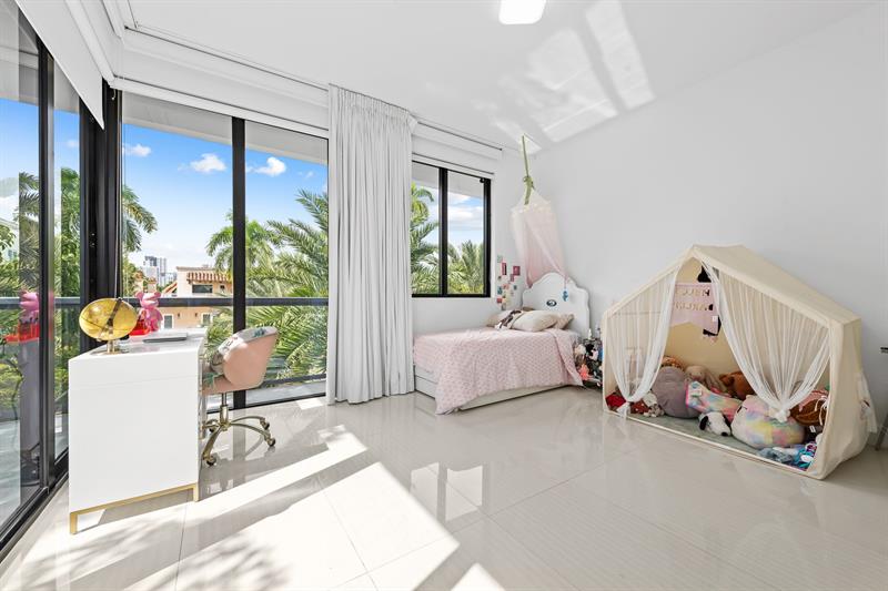 Image 20 of 31 For 60 Hendricks Isle  301