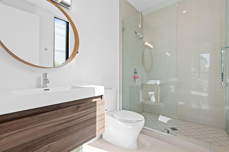 Image 21 of 31 For 60 Hendricks Isle  301