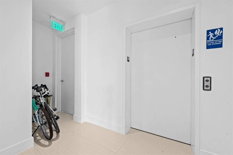 Image 22 of 31 For 60 Hendricks Isle  301