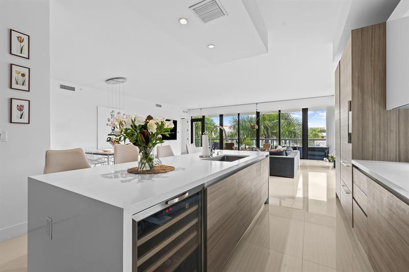 Image 6 of 31 For 60 Hendricks Isle  301