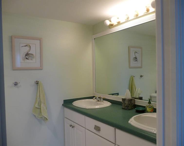 Image 15 of 21 For 1202 Lake Dr  502