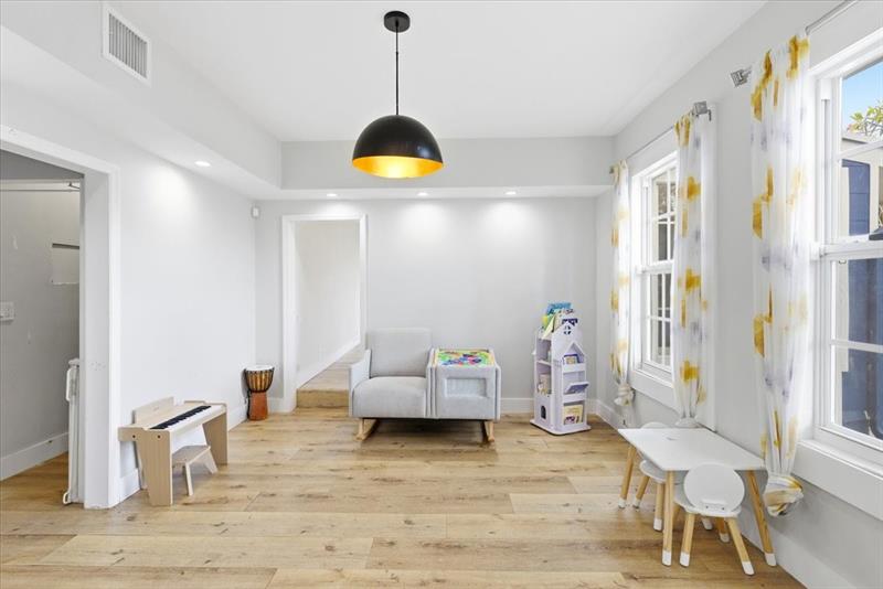 Image 12 of 32 For 819 Lytle St