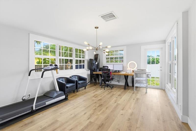 Image 13 of 32 For 819 Lytle St