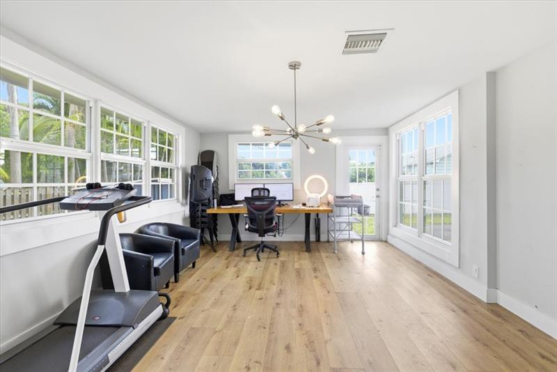 Image 14 of 32 For 819 Lytle St