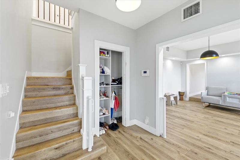 Image 15 of 32 For 819 Lytle St