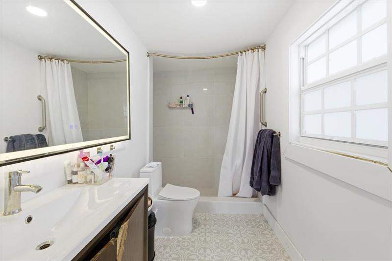 Image 19 of 32 For 819 Lytle St