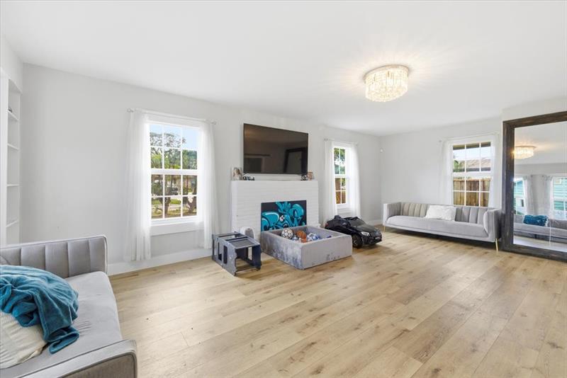 Image 3 of 32 For 819 Lytle St