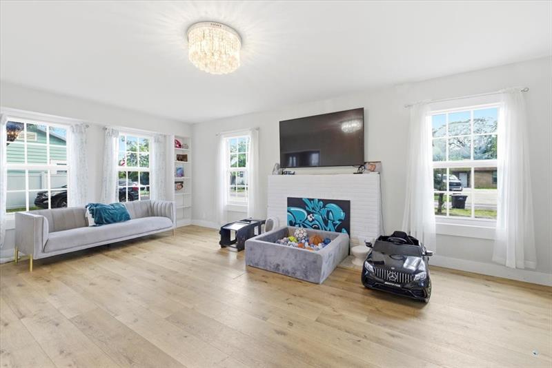 Image 5 of 32 For 819 Lytle St