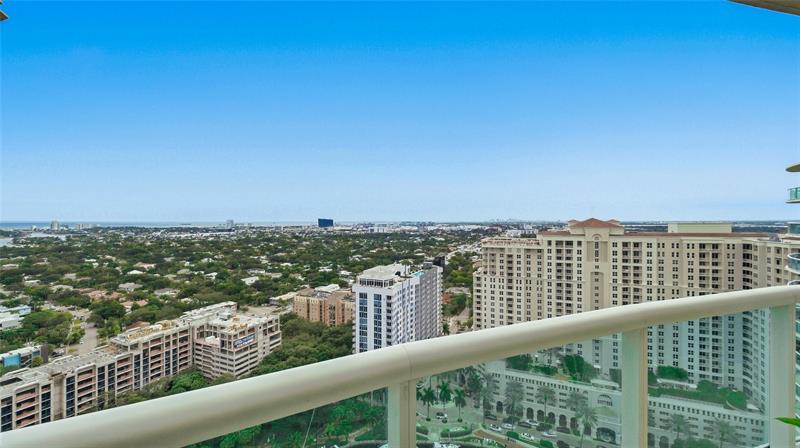 Image 20 of 38 For 347 New River Dr E  3110