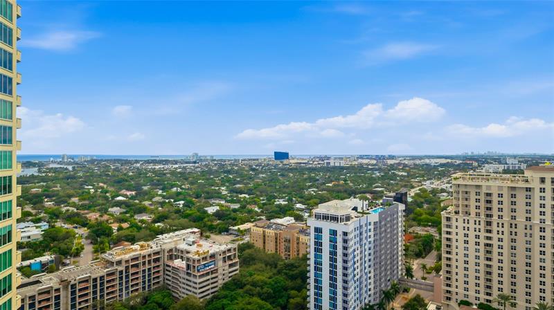 Image 21 of 38 For 347 New River Dr E  3110