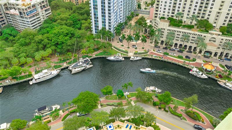 Image 22 of 38 For 347 New River Dr E  3110