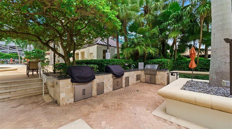 Image 33 of 38 For 347 New River Dr E  3110