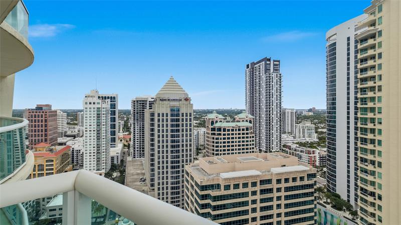 Image 4 of 38 For 347 New River Dr E  3110