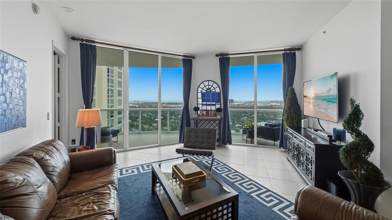 Image 5 of 38 For 347 New River Dr E  3110