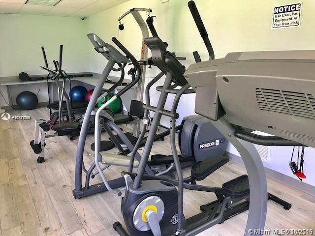 Image 7 of 18 For 2731 Taft St  406