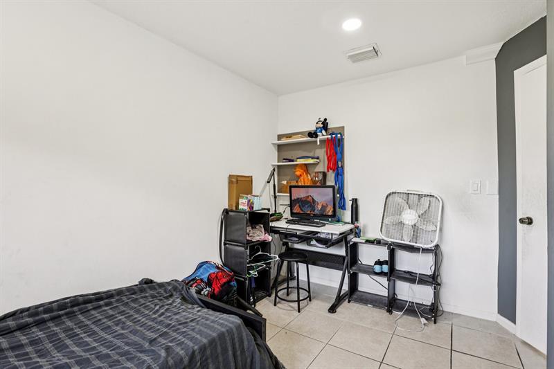 Image 27 of 35 For 5843 Woodlands Blvd  5843