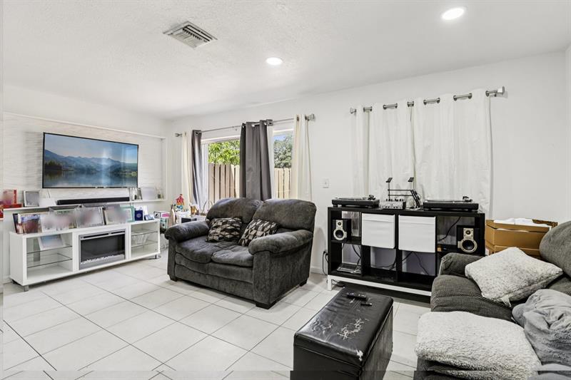 Image 5 of 35 For 5843 Woodlands Blvd  5843