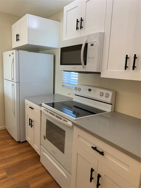 Image 3 of 10 For 10038 Twin Lakes Dr