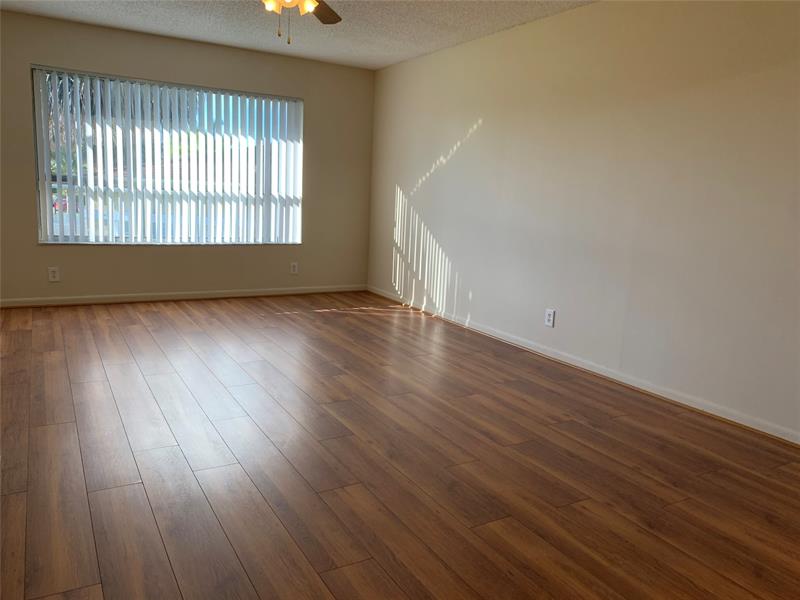 Image 5 of 10 For 10038 Twin Lakes Dr