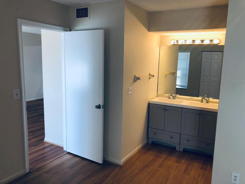 Image 7 of 10 For 10038 Twin Lakes Dr