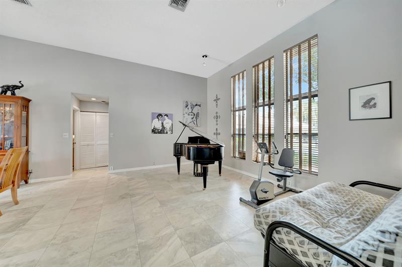 Image 23 of 62 For 5642 64 Ln  