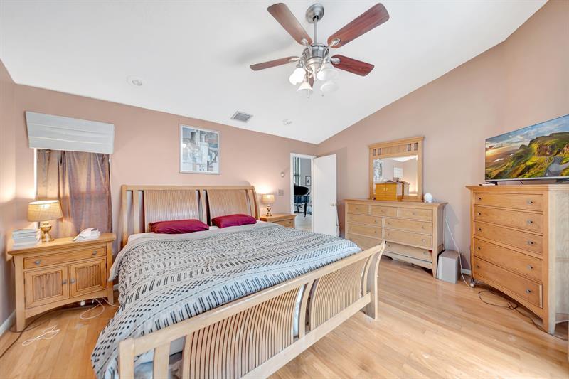 Image 28 of 62 For 5642 64 Ln  