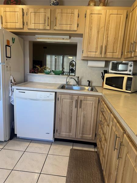 Image 4 of 13 For 3940 42 Ave  315