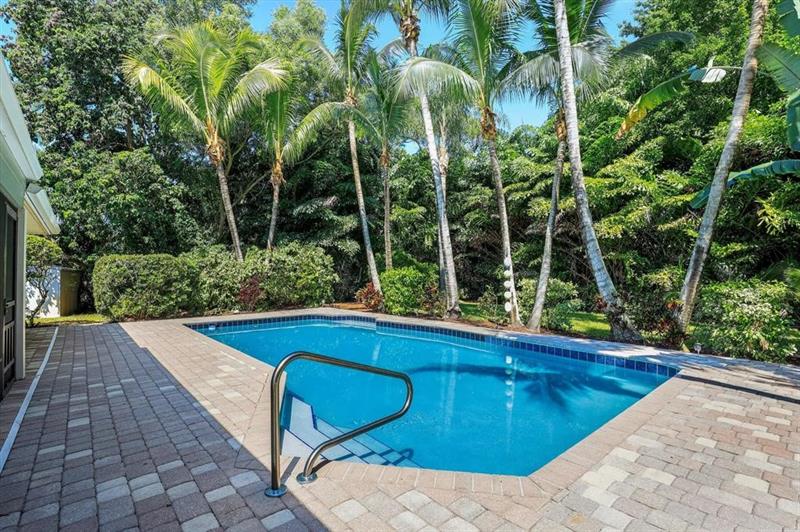 Image 46 of 47 For 1997 Bolton Ave