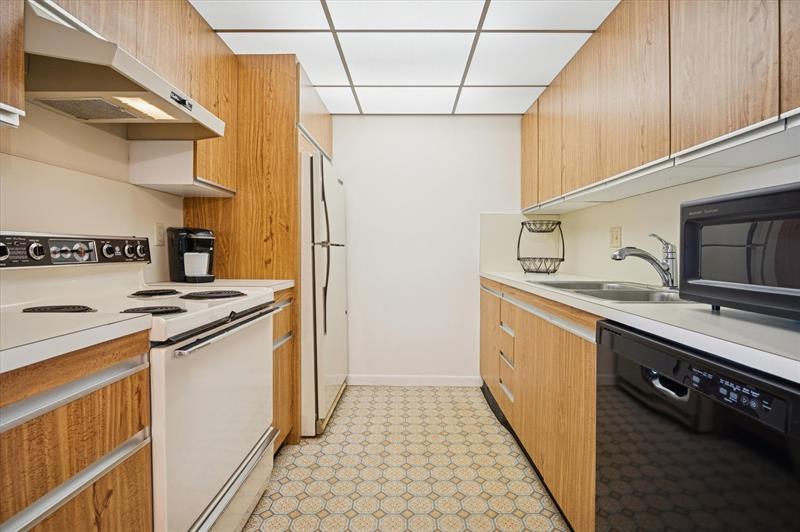 Image 8 of 18 For 3205 Portofino Point  F3