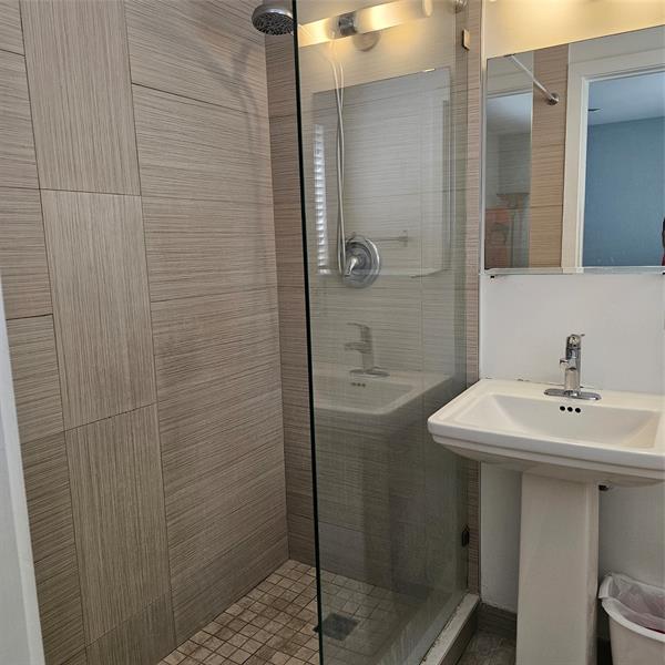 Image 6 of 11 For 1354 Bayview Dr H