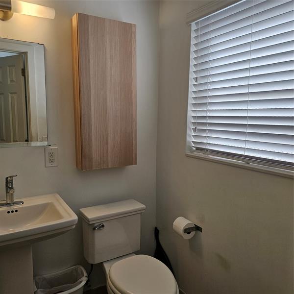 Image 7 of 11 For 1354 Bayview Dr H